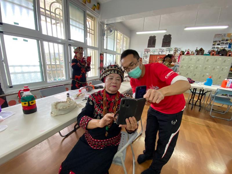 講師教導學員如何拍照