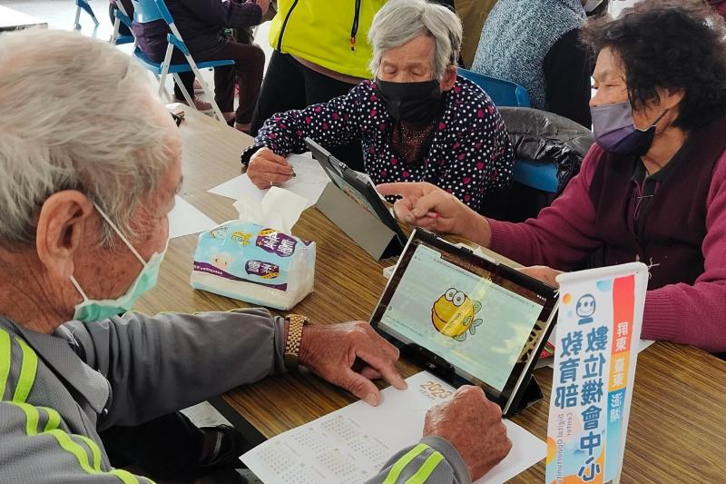 我想畫魚，老師教我如何搜尋，從麥克風這裡直接說出想搜尋的資料也可以。