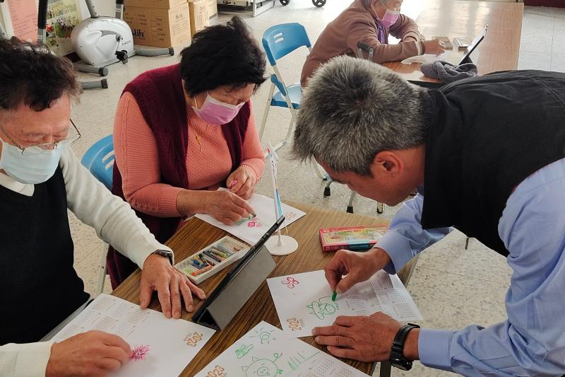 議員也一起加入製作的行列和長者話家常，亦提筆畫畫製作年曆。