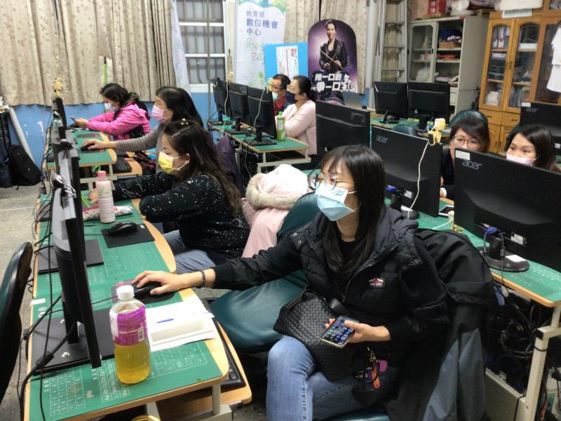 婦女專班學員上課操作畫面