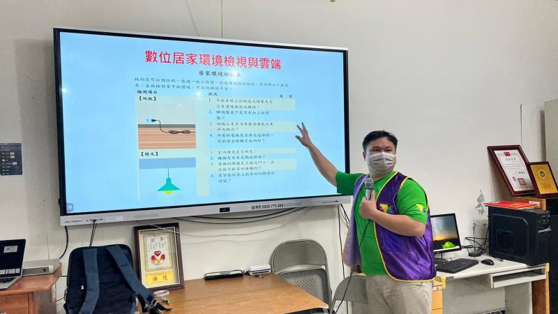 還有那個小電視。就是平板啦！玩遊戲啾好胜 最後還來有獎問答。送口罩給我們，真感恩啦！ 感恩2023新年賀卡-最後操作居家安全環境平板拍攝