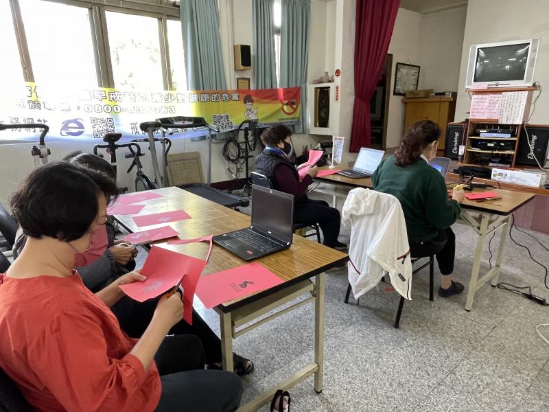 將設計輸出後的圖紙剪裁後製作成品