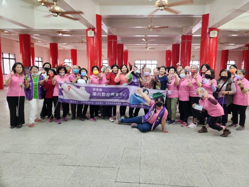 潮州DOC行動分班+潮州尊王宮關懷據點  112.02.03數位學習立春過新年  潮庄爺奶數位健康零距離  尊王宮關懷據點。與長輩們數位有約成功