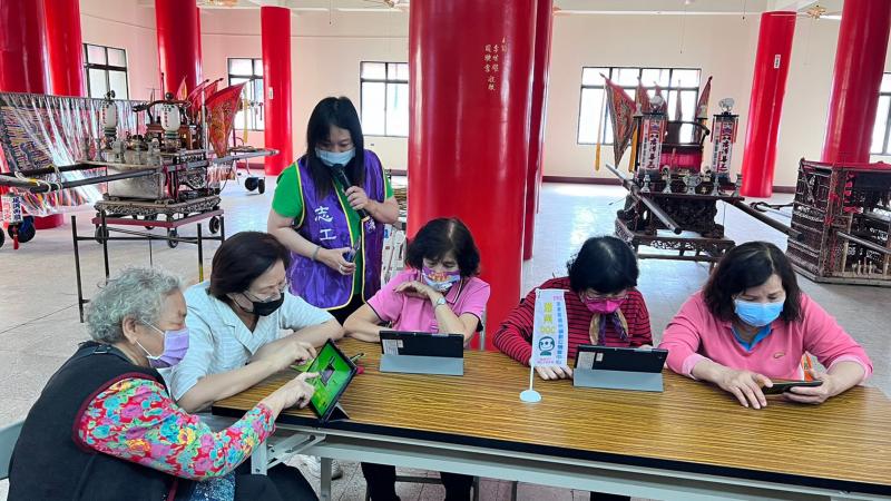 當然還有我們潮州DOC夥伴陪長輩們 應用數位學習平台一起運動。 平板電腦一起動動手拼圖益智遊戲