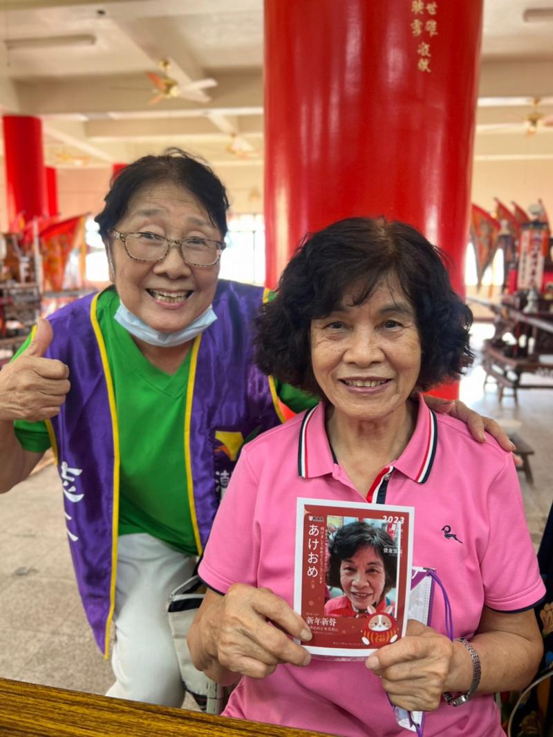 潮庄爺奶數位健康零距離  還有人像臉譜拍攝幫可愛的尊王宮關懷據點長輩們，拍下大頭照  然後用美圖秀秀做成元宵節-過年氣氛賀歲卡