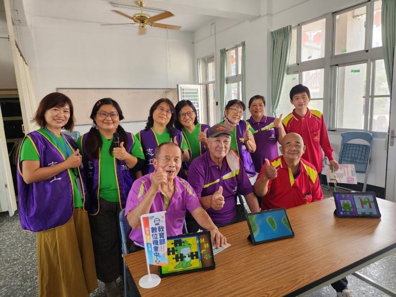 平板電腦一起動動手拼圖益智遊戲 還教阿公阿嬤。最近詐騙事件特別多 如何正確防止詐騙 稅收超徵普發6000元防詐騙 1966愛馨政府長照服務宣導 有獎徵答 就這樣一起度過愉快的早晨……