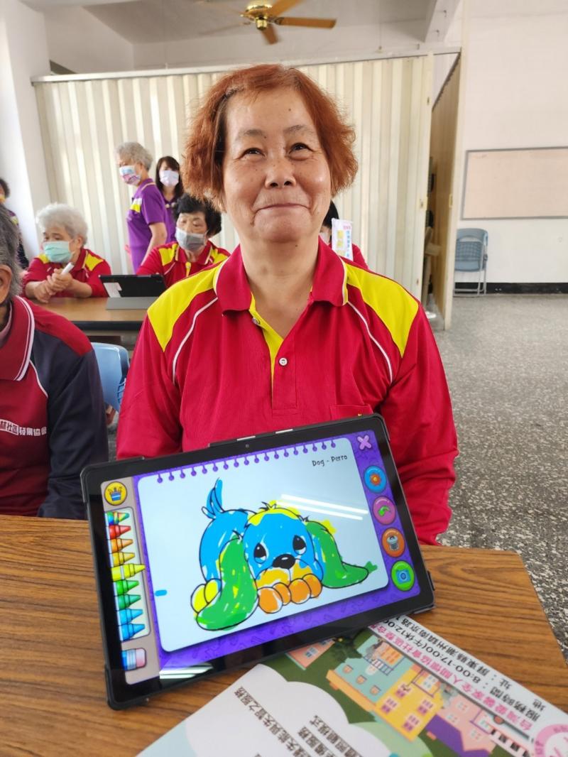 平板電腦一起動動手拼圖益智遊戲 還教阿公阿嬤。最近詐騙事件特別多 如何正確防止詐騙 就這樣一起度過愉快的早晨……