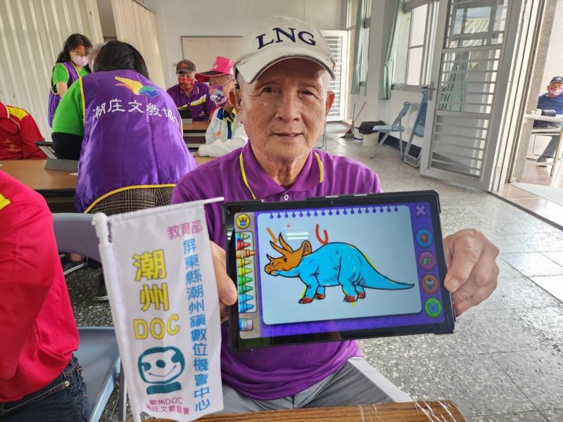 長輩們太可愛了，還保留鄉下的純樸  今天的關懷據點有著過年氣氛相對當熱鬧  平板電腦一起動動手拼圖益智遊戲與長輩們數位有約