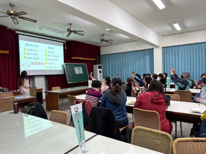 二林DOC趁著過年前,位學員們安排了紅包袋手作課程,一開放報名就馬上額滿!!  學員們都很認真的記下操作步驟