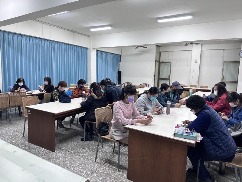 學員們正在專注的將照片去被貼上喜歡的紅包袋樣式,把自己或全家人的照片放上紅包袋,滿滿的過年氣氛