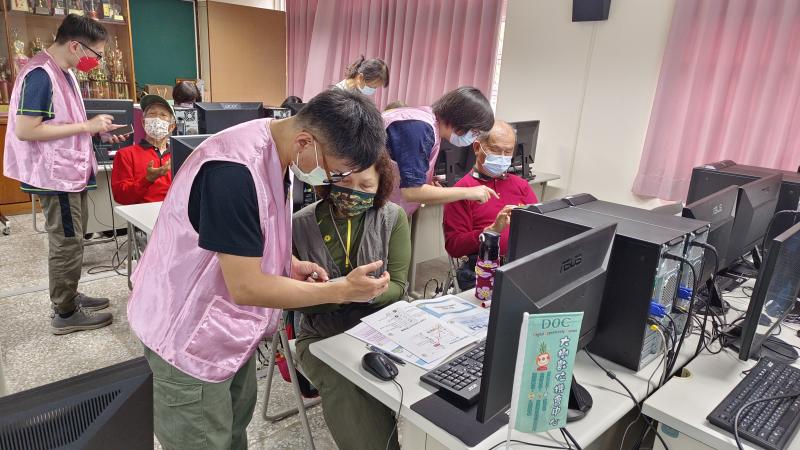 針對問題假新聞清潔劑團隊志工們協助解答