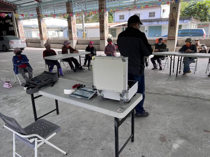 講師在和同學閒聊身體狀況以知道學員們目前身體需要使用什麼器具做測量