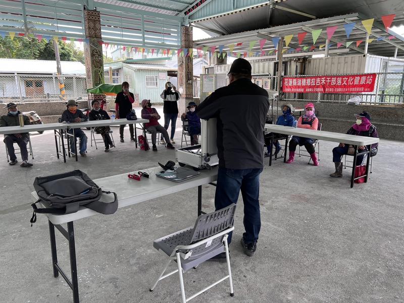 老師在介紹現有DOC的設備以及如果有需要使用這些器具可以到哪裡諮詢等等