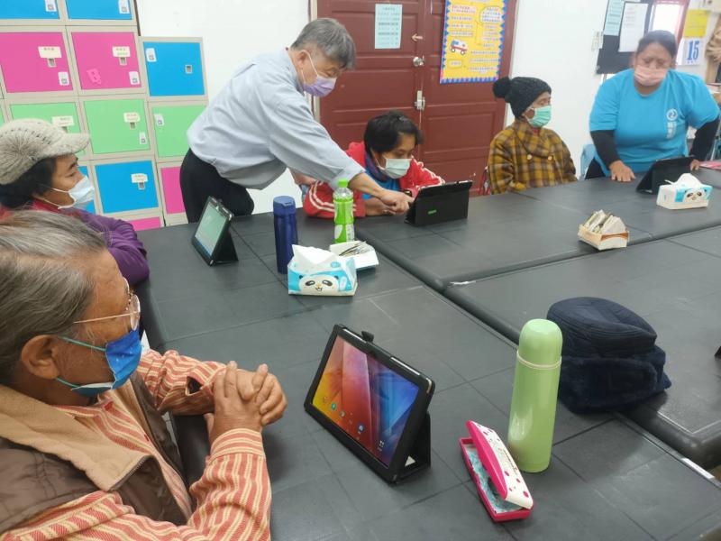 指導長輩學習如何運用平板，以及連線WiFi，長輩認真的學習，想要從學習中，如何運用健康的APP以及醫院的網路掛號。