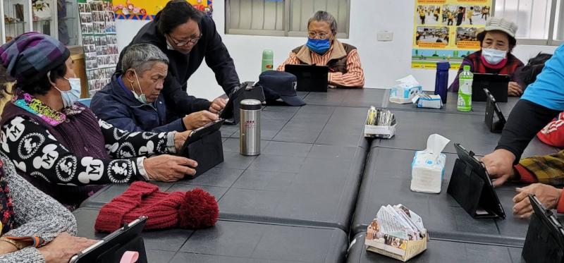 從沒用過平板，這次透過平板的學習，提高住在比較靠近山上的原住民長輩。