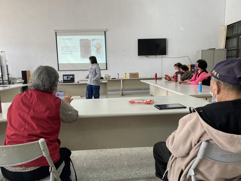 講師先帶領長輩認識手機或平板基本功能