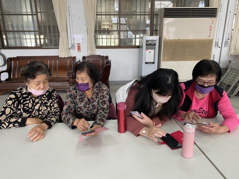 學員研究如何操作