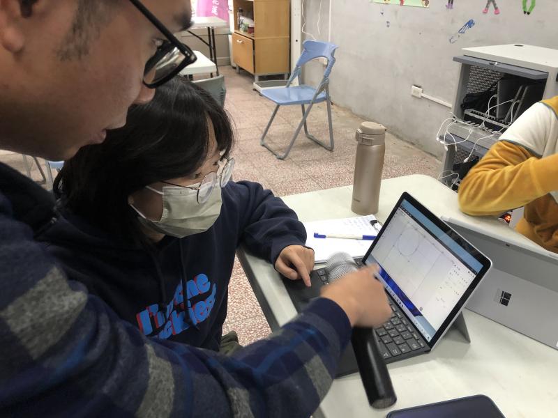 學員操作雷雕軟體繪圖