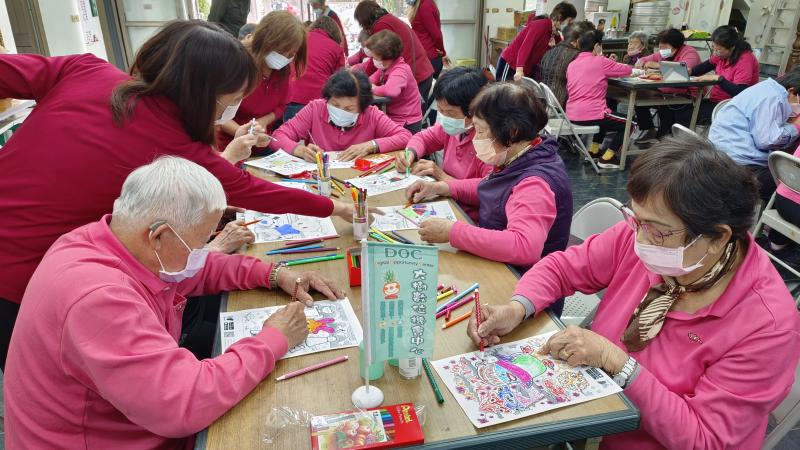 選擇喜歡的圖樣後使用色鉛筆或彩色筆進行著色