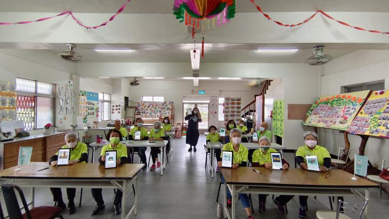 大家拿著自己完成的作品拍照留念