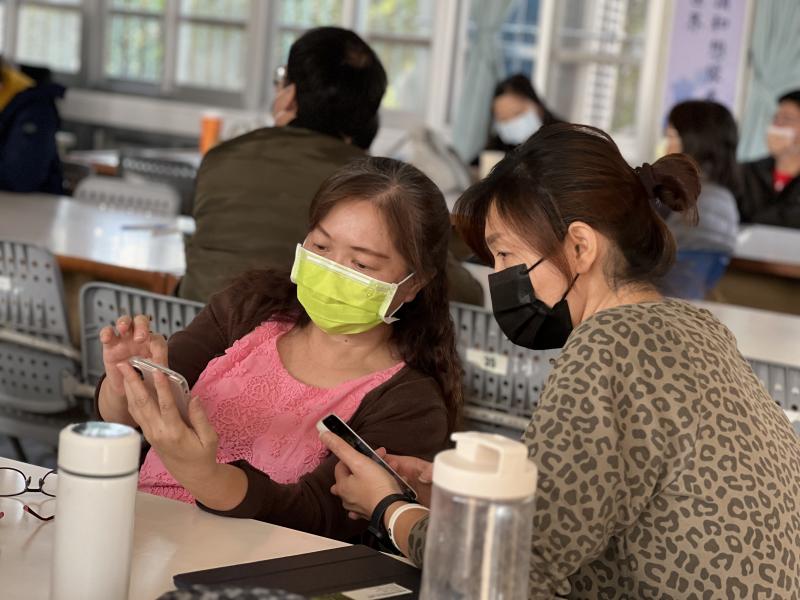 學員互相討論指導