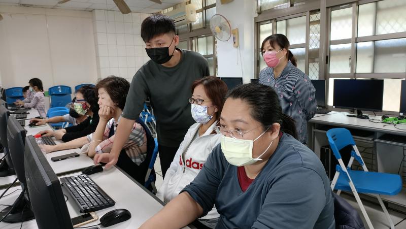 鐘啟榮老師教導學員如何運用PowerPoint 軟體做圖像編輯排版