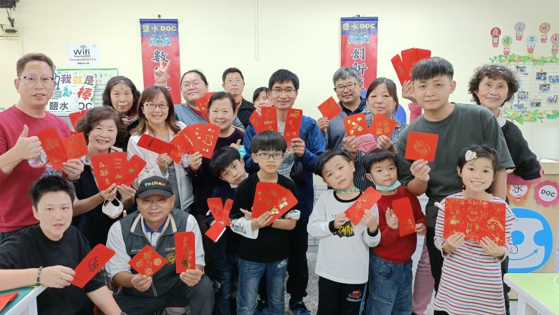 「玉兔迎春-燙金文創商品製作」課程收穫滿滿大合照