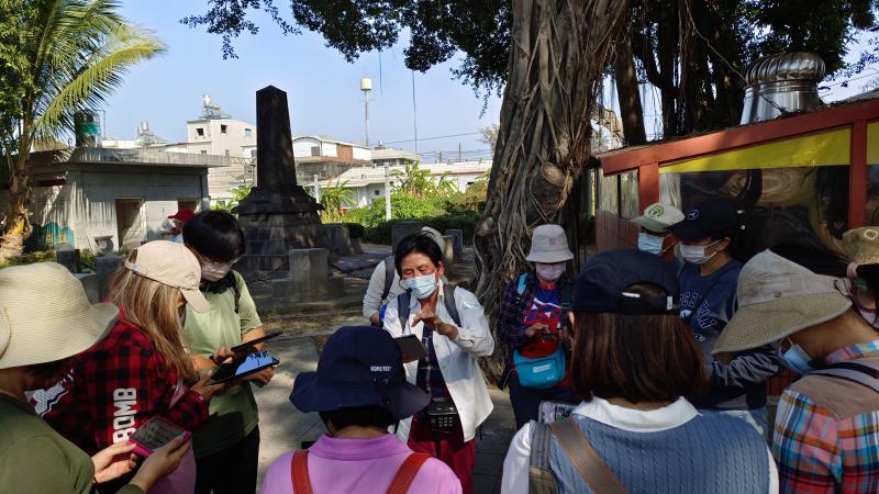 講師先講解九曲堂火車站的歷史 , 學員透過平板與手機觀看講義裡的老照片