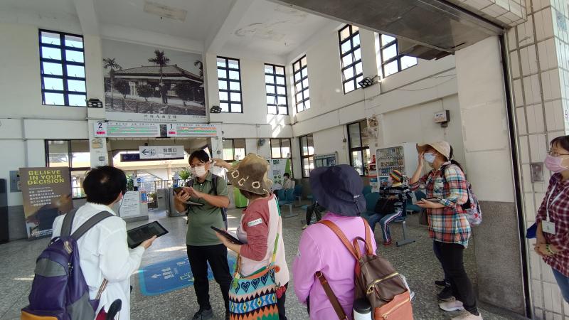 實地走訪九曲堂火車站透過牆上的老照片比對火車站的今與昔