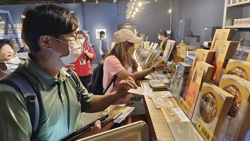 參觀鳳梨臺灣工場現場的文宣可以索取 , 還有大樹DOC學員的明信片也可以帶回家哦~