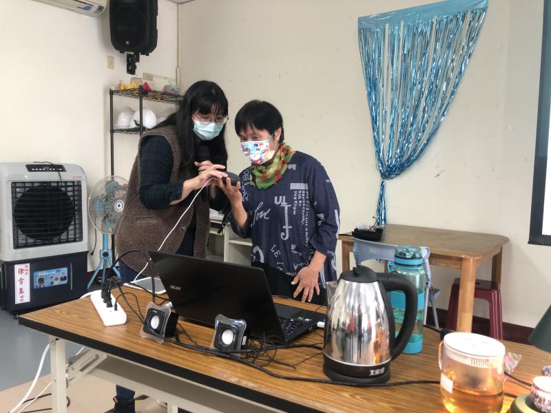 帶領長輩操作音箱