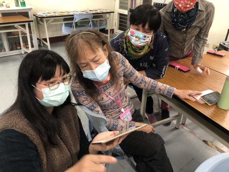 透過平板讓每位長輩都能體驗到智慧家電