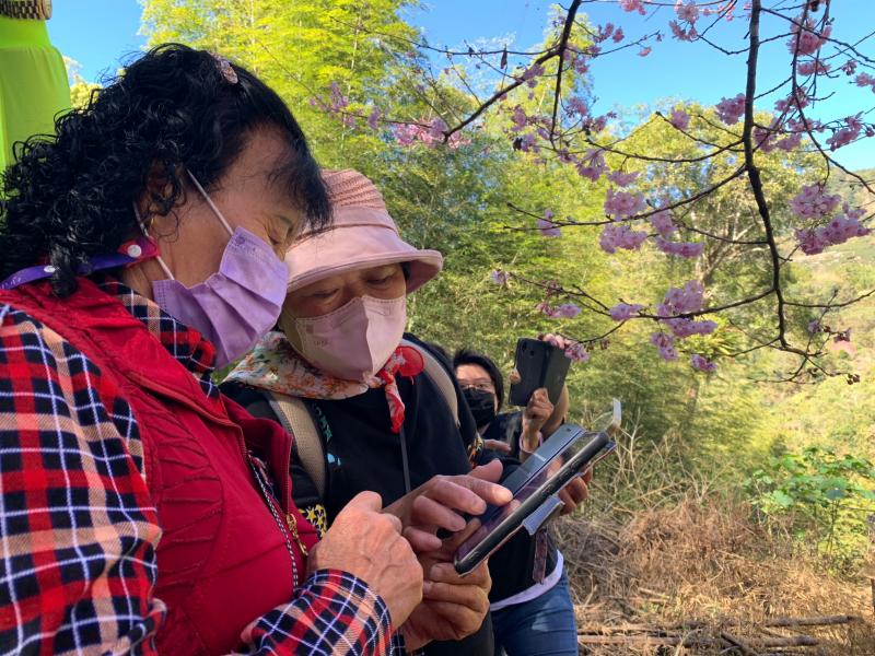 找不到Google 智慧鏡頭 APP在哪，認識的學員湊過來協助尋找，順便複習APP操作