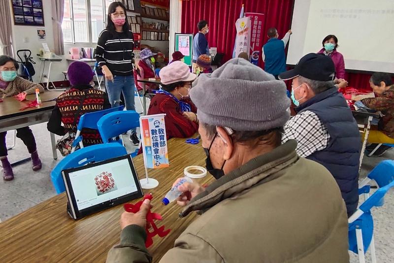 長者搜尋喜歡剪紙圖案，從簡單圖案開始，由畫到剪，充滿樂趣。