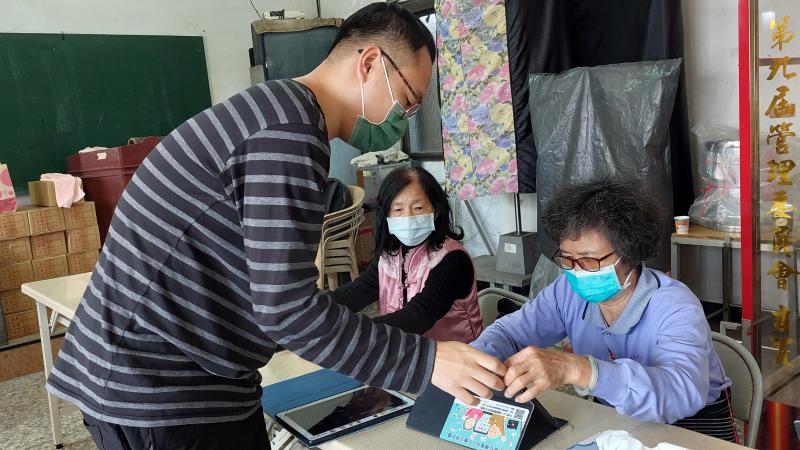 老師指導平板介面操作