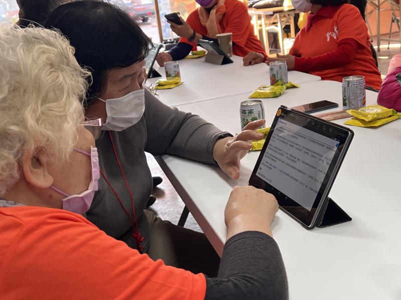 社區的長輩阿姨很少接觸到網絡，不知如何辨別，老師推薦了LINE@機器人假新聞真假消息教學現學現用。