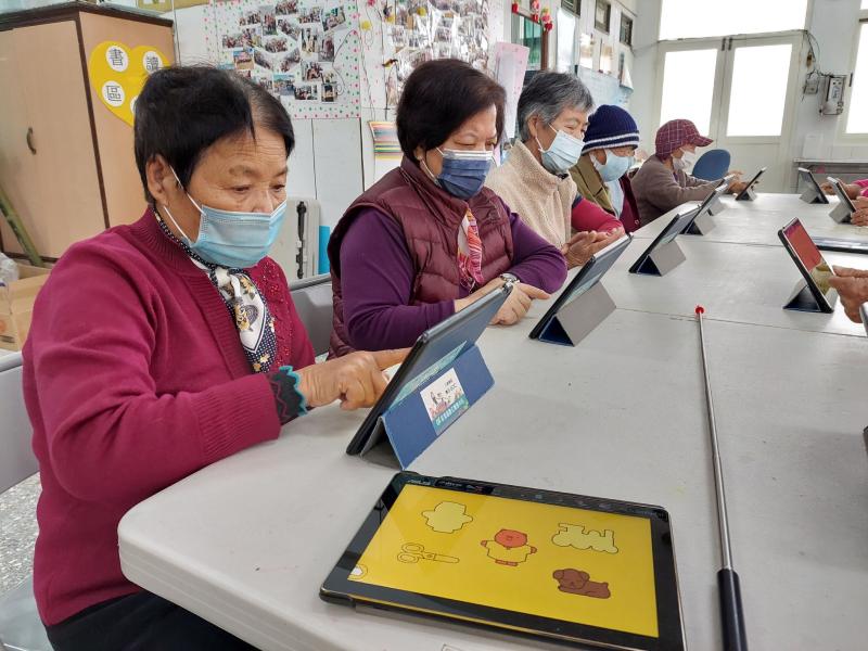 大家動動手練習滑平板