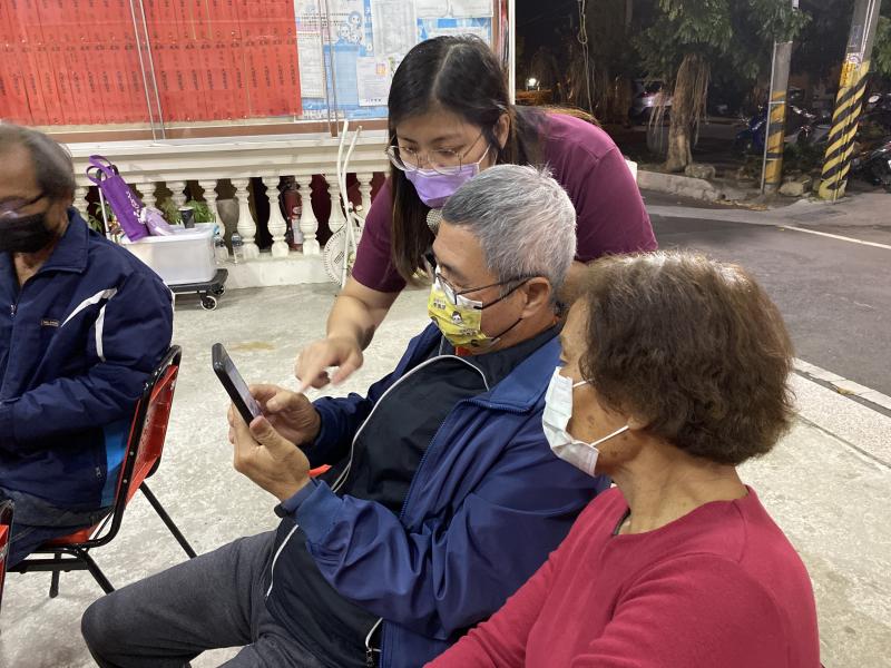 講師一一下去關心學員學習的進度