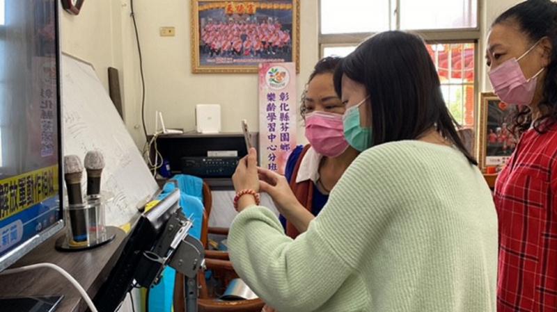 學員練習掃描QRcode