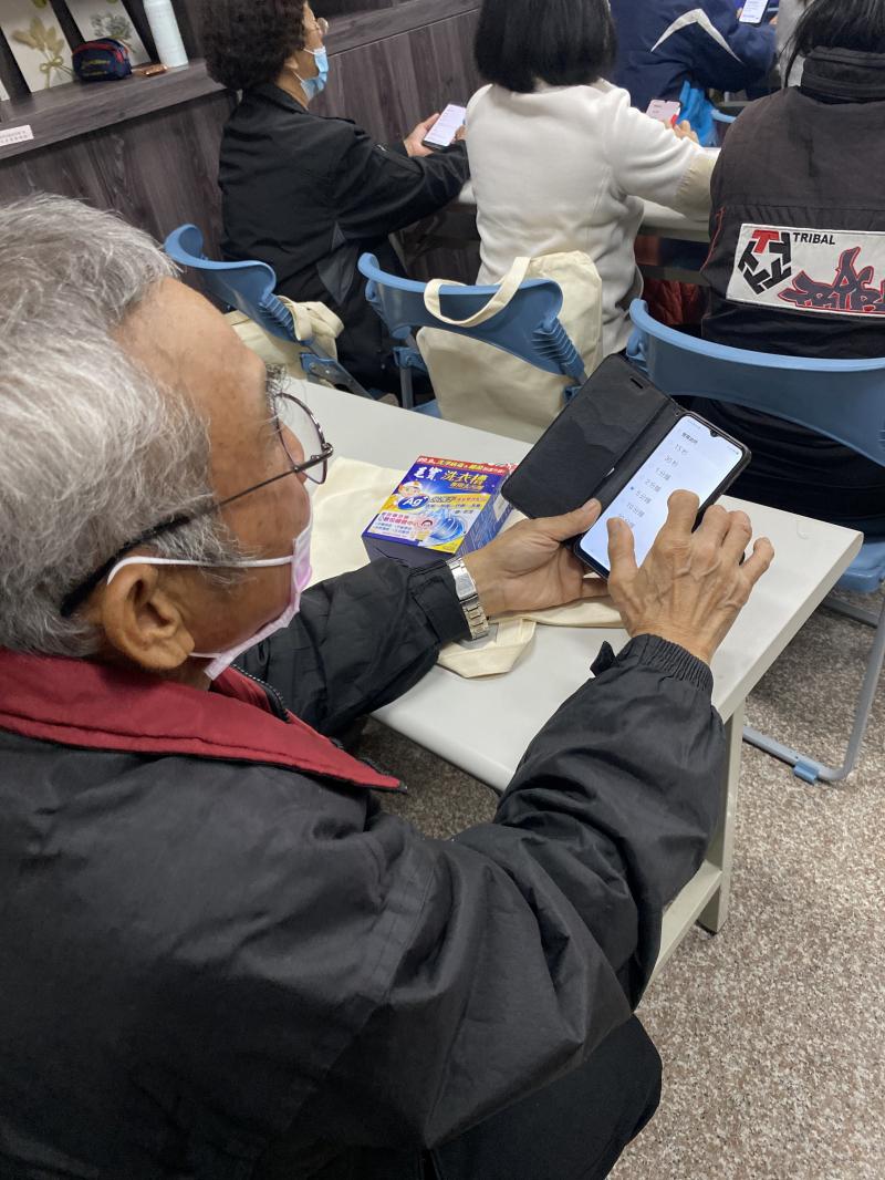 學員跟著講師的步驟操作