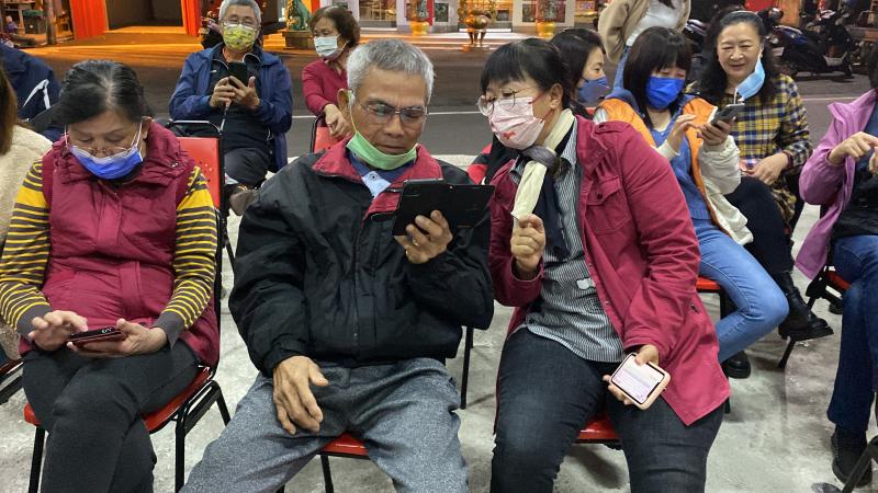 學員們互相學習，會的教不會的