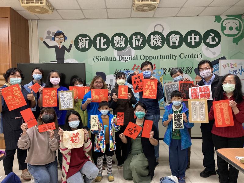 學員與作品合拍