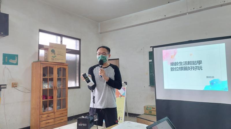 老師說明標籤機的應用操作