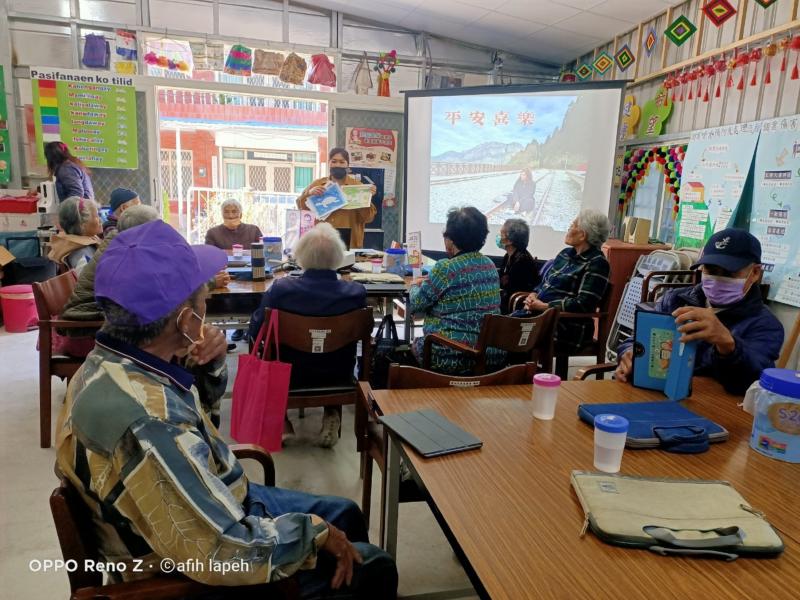 講師請長者把印下的圖案塗上顏色後，再用手機體驗。