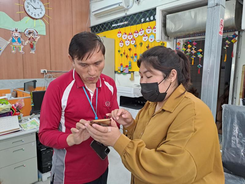 講師教學員下載app協助長者體驗