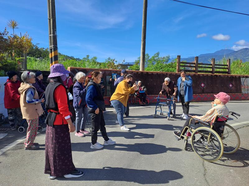 講師帶長者至戶外練習拍照