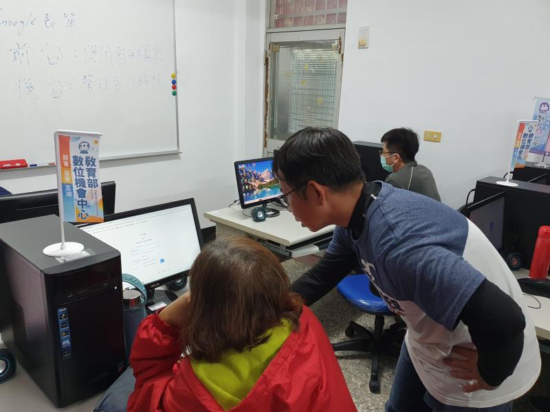 在講師帶領下學員登入帳號開始練習設計表單,講師協助學員登入Google表單功能取得應用