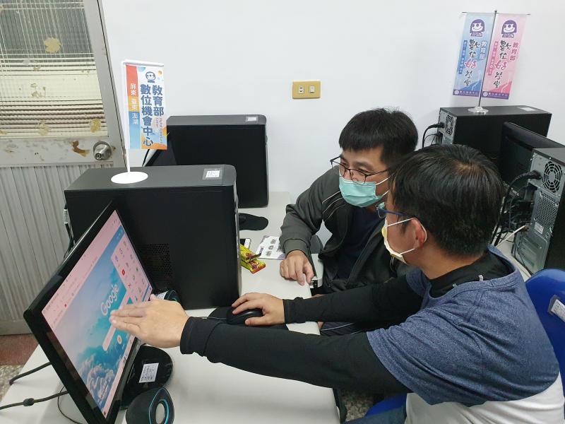 學員請教講師設計表單問卷調查使用方式及如何將行銷表單問卷發佈於網路