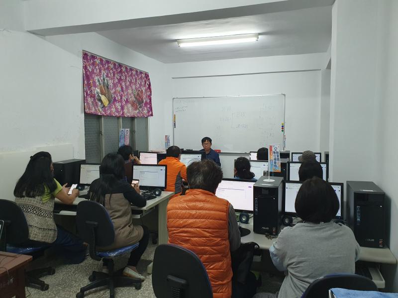 講師介紹如何使用網路行銷及活用Google表單,學員以手機紀錄講師說明的課程內容