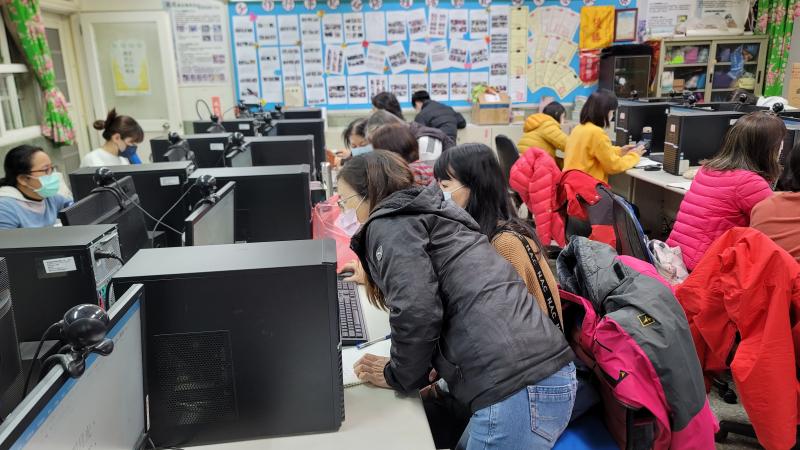 學員間相互指導操作程序。